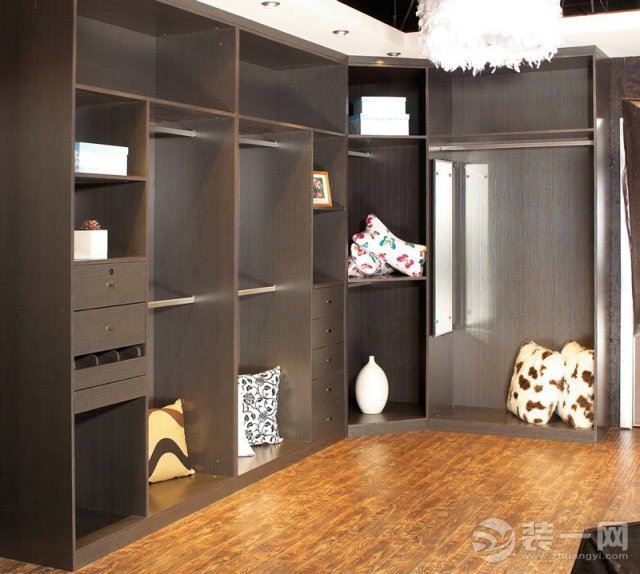 大连装修4014流行现代时尚风l型衣柜衣帽间装修效果图